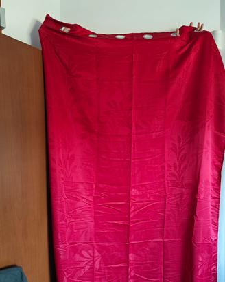 Tenda rossa damascata con occhielli metallici

