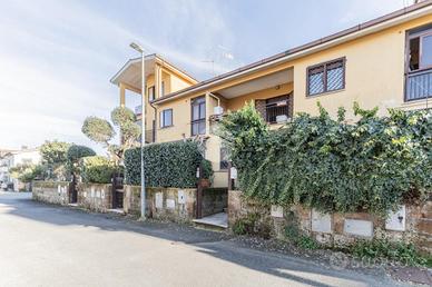 VILLA A SCHIERA A NEPI