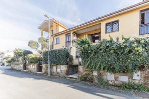 VILLA A SCHIERA A NEPI