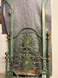 Letto in ferro battuto dipinto a mano