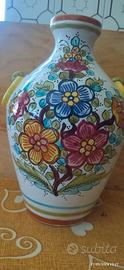 Vaso in ceramica dipinto a mano è firmato Deruta