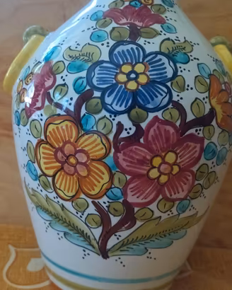 Vaso in ceramica dipinto a mano è firmato Deruta