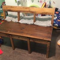 Panca in legno, con contenitore.