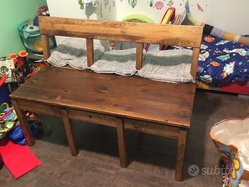 Panca in legno, con contenitore.