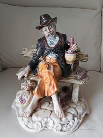 Statua anziano su panchina 