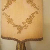 Antica lampada in legno 