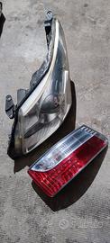 fanali Toyota.avensis 2011