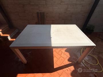 Tavolo in plastica con sedie