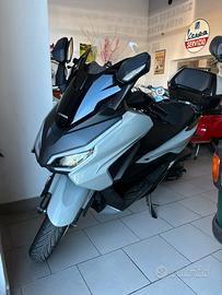 Honda Forza 350 deluxe