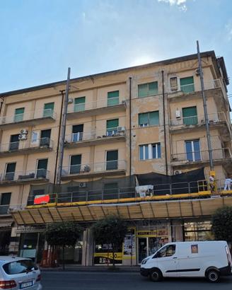 Ponteggio elettrico bicolonna con mantovana