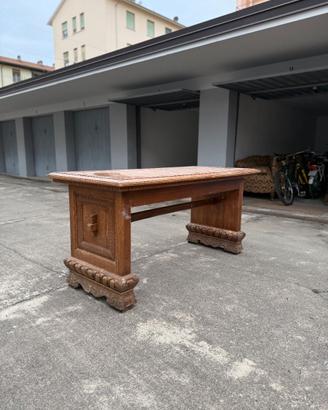 Tavolo, 4 sgabelli e cassapanca neorinascimentali