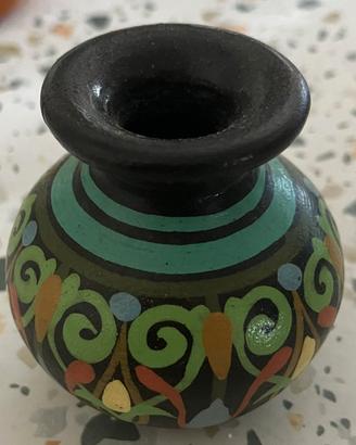 Vasetto in terracotta decorato a mano