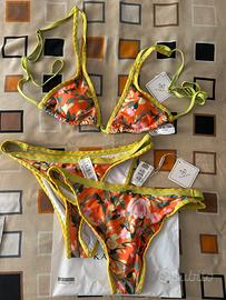 Costumi da bagno e pareo nuovi