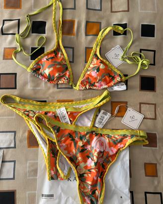 Costumi da bagno e pareo nuovi
