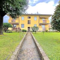 AMPIO APPARTAMENTO IN VILLA CON BOX E GIARDINO