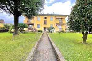 AMPIO APPARTAMENTO IN VILLA CON BOX E GIARDINO