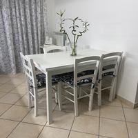 Mobili cucina tavolo con sedie e camera da letto