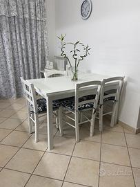 Mobili cucina tavolo con sedie e camera da letto