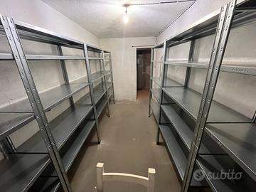 Cantina con scaffali accessibile in auto