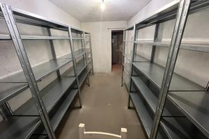 Cantina con scaffali accessibile in auto