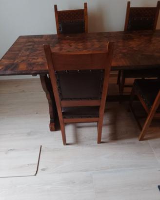 Tavolo in ulivo con sei sedie in noce e pell