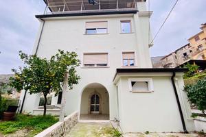 Villa di 270 m² con più di 5 locali e box auto a C