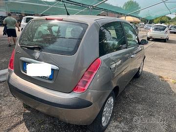 Lancia Ypsilon 1.4 16V Argento