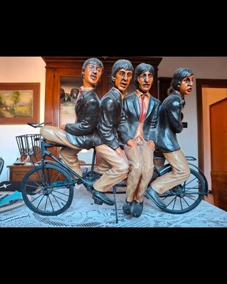Scultura dei Beatles in bicicletta