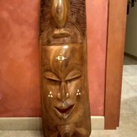 Maschera in legno intagliata a mano