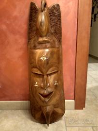 Maschera in legno intagliata a mano
