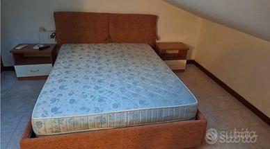 Letto matrimoniale contenitore, materasso e comodi