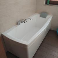 Vasca vetroresina Jacuzzi con rubinetteria.