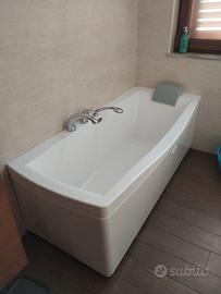 Vasca vetroresina Jacuzzi con rubinetteria.