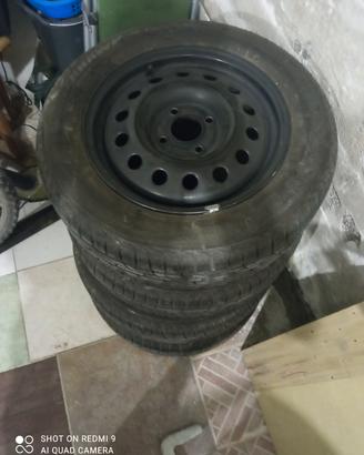 cerchioni neri completi di pneumatici invernali  