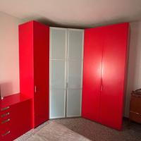 Armadio angolare con cassettiera e comodini