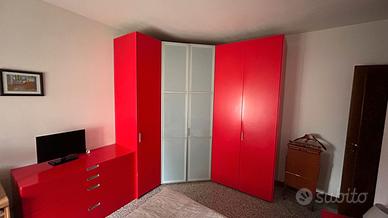 Armadio angolare con cassettiera e comodini