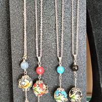 Collana con il ciondolo movibile.  Ceramica