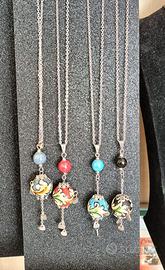 Collana con il ciondolo movibile.  Ceramica