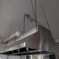 cappa aspirante e mobiletti d'acciaio 