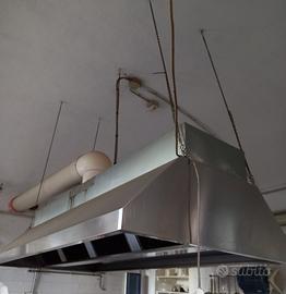 cappa aspirante e mobiletti d'acciaio 