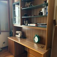 Libreria bicolorecon vetrina e scrivania integrata