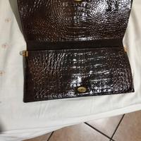 borsa in pelle con texture coccodrillo 