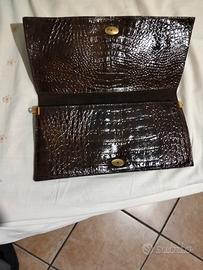 borsa in pelle con texture coccodrillo 