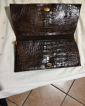 borsa in pelle con texture coccodrillo 
