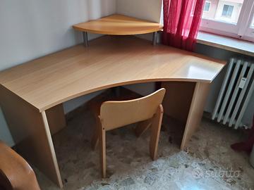 scrivania angolare, sedia ed armadio 