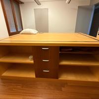 Bancone e armadio in legno