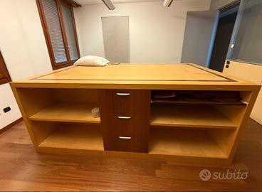 Bancone e armadio in legno