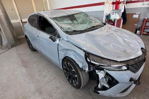Renault Clio incidentata