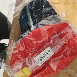 due teglie rotonde e un pennellino in silicone 