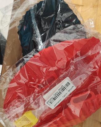 due teglie rotonde e un pennellino in silicone 